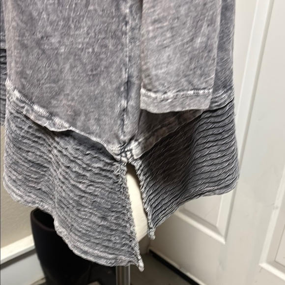 Elegant Gray Women's Blouse with Layered Hem - Picture 4 of 11